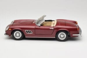 Ferrari 250 GT California Spider LWB Vermelho Escuro Hot Wheels 1:18 25727 Metal - imagem 4 de 8