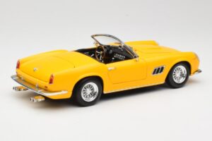 Ferrari 250 GT California Spider Amarelo Hot Wheels 1:18 23905 Metal - imagem 3 de 8