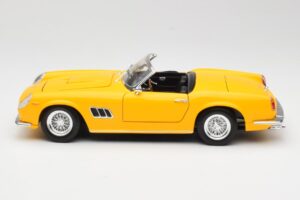 Ferrari 250 GT California Spider Amarelo Hot Wheels 1:18 23905 Metal - imagem 4 de 8