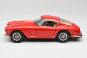 Ferrari 250 GT SWB Vermelho CMC 1:18 M-046 Metal - imagem 3 de 6