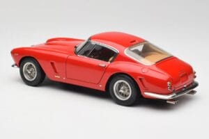 Ferrari 250 GT SWB Vermelho CMC 1:18 M-046 Metal - imagem 5 de 6