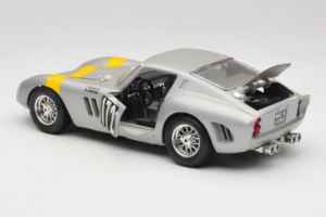 Ferrari 250 GTO #172 L. Bianchi / G. Berger Tour de France 1962 Prata Edição Limitada Bburago 1:18 3011-S1 Metal - imagem 5 de 8