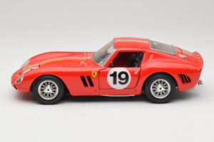 Ferrari 250 GTO #19 Vermelho Riscas 1962 Bburago 1:18 3011-P3 Metal - imagem 4 de 8