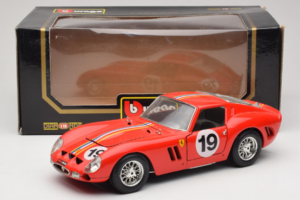 Ferrari 250 GTO #19 Vermelho Riscas 1962 Bburago 1:18 3011-P3 Metal - imagem 8 de 8