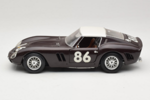 Ferrari 250 GTO #86 Preto Bburago 1:18 3011-B1 Metal - imagem 4 de 8