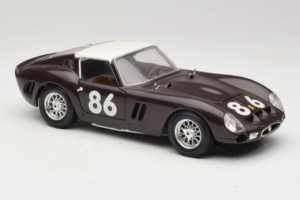 Ferrari 250 GTO #86 Preto Bburago 1:18 3011-B1 Metal - imagem 6 de 8