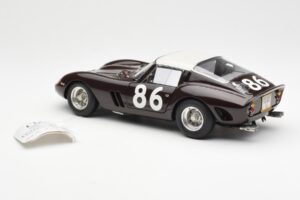 Ferrari 250 GTO #86 Targa Florio 1962 CMC 1:18 M-156 Metal - imagem 5 de 6