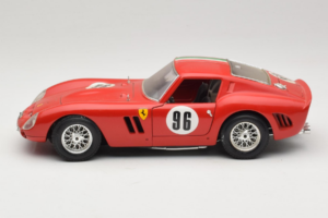 Ferrari 250 GTO #96 Vermelho Bandeira Italiana 1962 Bburago 1:18 3011-P2 Metal - imagem 4 de 8