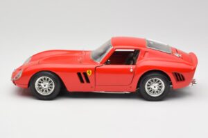 Ferrari 250 GTO Vermelho Bburago 1:18 3011 Metal - imagem 4 de 8