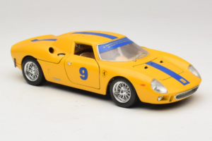Ferrari 250 LM #9 Amarelo 1965 Bburago 1:18 3033-Y1 Metal - imagem 6 de 8