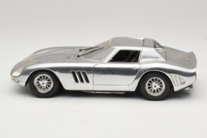 Ferrari 275 GTB Chrome Prateado Guiloy 1:18 B004 Metal - imagem 4 de 8