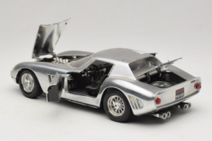 Ferrari 275 GTB Chrome Prateado Guiloy 1:18 B004 Metal - imagem 5 de 8