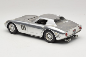Ferrari 275 GTB Chrome Prateado Guiloy 1:18 B004 Metal - imagem 7 de 8