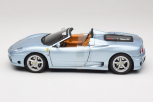 Ferrari 360 Spider Azul The Italian Job Hot Wheels 1:18 P9905 Metal - imagem 3 de 6