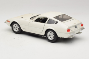 Ferrari 365 GTB/4 Daytona Berlina Branco Techno Giodi 1:18 74007 Metal - imagem 7 de 8