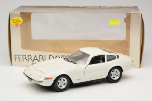 Ferrari 365 GTB/4 Daytona Berlina Branco Techno Giodi 1:18 74007 Metal - imagem 8 de 8