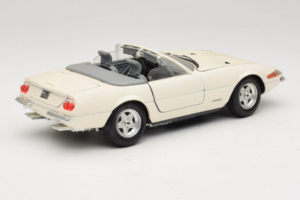 Ferrari 365 GTS/4 Spider Branco Techno Giodi 1:18 40028 Metal - imagem 3 de 8