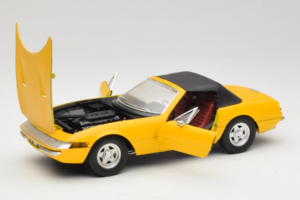 Ferrari 365 GTS Amarelo Com Teto Preto Solido 1:18 8018 Metal - imagem 2 de 8