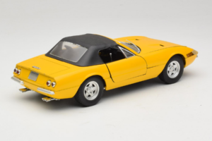 Ferrari 365 GTS Amarelo Com Teto Preto Solido 1:18 8018 Metal - imagem 3 de 8