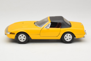 Ferrari 365 GTS Amarelo Com Teto Preto Solido 1:18 8018 Metal - imagem 4 de 8