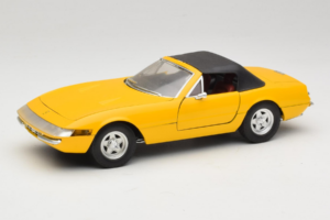 Ferrari 365 GTS Amarelo Com Teto Preto Solido 1:18 8018 Metal