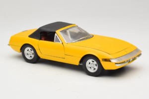 Ferrari 365 GTS Amarelo Com Teto Preto Solido 1:18 8018 Metal - imagem 6 de 8