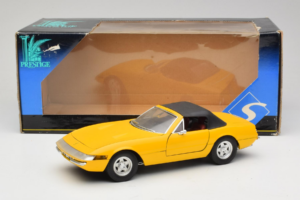 Ferrari 365 GTS Amarelo Com Teto Preto Solido 1:18 8018 Metal - imagem 8 de 8