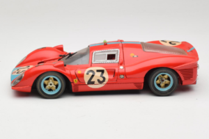 Ferrari 412P #23 W. Mairesse / J. Beurlys Le Mans 1967 Vermelho Revell 1:18 48826 Metal - imagem 4 de 8