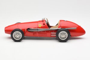Ferrari 500 F2 #1 A. Ascari F1 Double World Champion 1952-1953 CMC 1:18 M-056 Metal - imagem 3 de 6