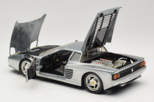 Ferrari 512M Chrome Silver Hot Wheels 1:18 25739 Metal - imagem 5 de 8