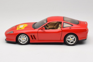Ferrari 550 Maranello 22 Jahre Ferrari Model Club Vermelho Bburago 1:18 3064-P2 Metal - imagem 4 de 8