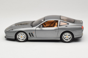 Ferrari 550 Maranello 25 Jahre Ferrari Model Club Prata 2a Versão Bburago 1:18 3064-S1 Metal - imagem 4 de 8