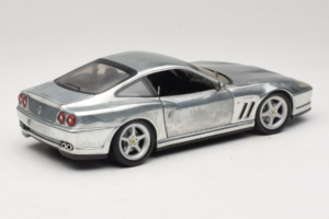 Ferrari 550 Maranello Chrome Silver Hot Wheels 1:18 25740 Metal - imagem 3 de 8