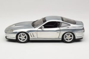 Ferrari 550 Maranello Chrome Silver Hot Wheels 1:18 25740 Metal - imagem 4 de 8