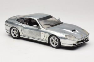 Ferrari 550 Maranello Chrome Silver Hot Wheels 1:18 25740 Metal - imagem 6 de 8