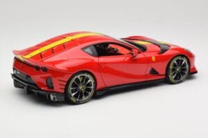 Ferrari 812 Competizione Rosso Corsa Com Riscas Amarelas Bburago 1:18 18-16915 Metal - imagem 3 de 8