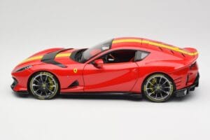 Ferrari 812 Competizione Rosso Corsa Com Riscas Amarelas Bburago 1:18 18-16915 Metal - imagem 4 de 8