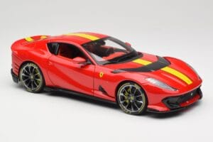 Ferrari 812 Competizione Rosso Corsa Com Riscas Amarelas Bburago 1:18 18-16915 Metal - imagem 6 de 8