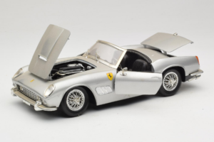 Ferrari California Cabriolet Prata Tonka 1:18 01109-S1 Metal - imagem 2 de 8