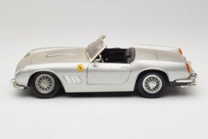 Ferrari California Cabriolet Prata Tonka 1:18 01109-S1 Metal - imagem 4 de 8