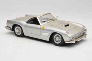 Ferrari California Cabriolet Prata Tonka 1:18 01109-S1 Metal - imagem 6 de 8
