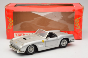 Ferrari California Cabriolet Prata Tonka 1:18 01109-S1 Metal - imagem 8 de 8