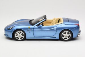 Ferrari California Azul Claro Hot Wheels 1:18 N2043 Metal - imagem 4 de 8