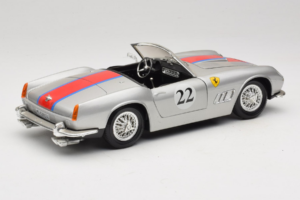Ferrari California #22 Prata Faixa Vermelha 1966 Tonka 1:18 01109-S2 Metal - imagem 3 de 8