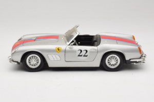 Ferrari California #22 Prata Faixa Vermelha 1966 Tonka 1:18 01109-S2 Metal - imagem 4 de 8
