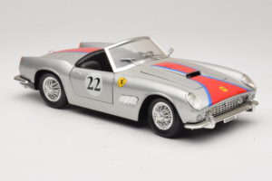 Ferrari California #22 Prata Faixa Vermelha 1966 Tonka 1:18 01109-S2 Metal - imagem 6 de 8