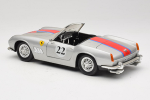Ferrari California #22 Prata Faixa Vermelha 1966 Tonka 1:18 01109-S2 Metal - imagem 7 de 8