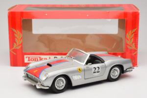 Ferrari California #22 Prata Faixa Vermelha 1966 Tonka 1:18 01109-S2 Metal - imagem 8 de 8