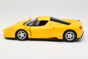 Ferrari Enzo Amarelo Hot Wheels 1:18 C1550 Metal - imagem 4 de 8
