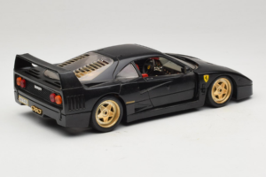 Ferrari F40 Preto com Rodas Douradas Bburago 1:18 3032-B2 Metal - imagem 3 de 8
